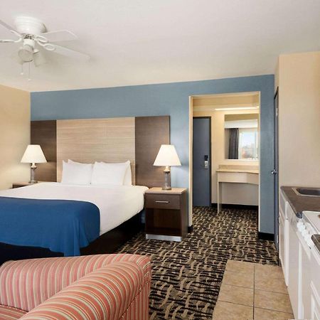 Baymont By Wyndham Ft. Leonard/Saint Robert Hotel Exterior photo