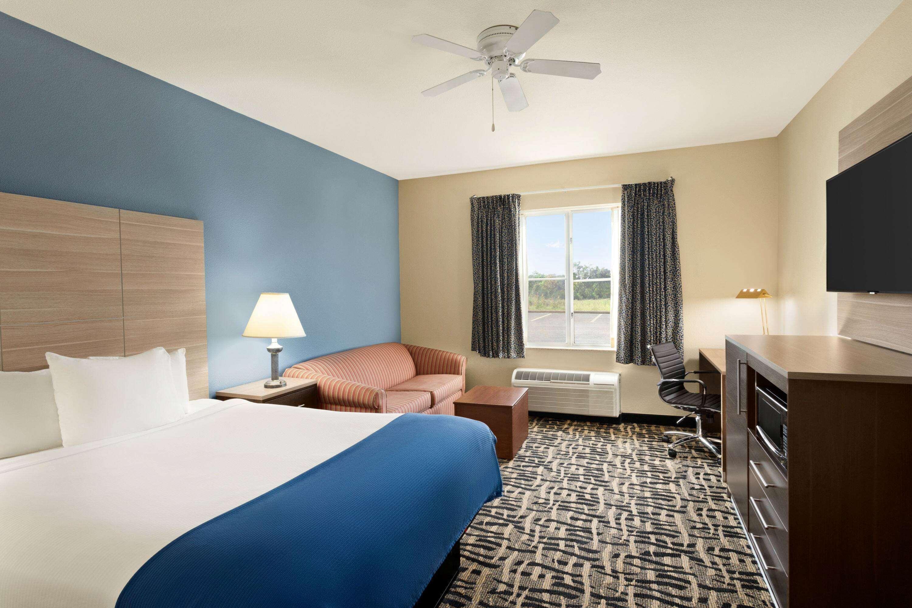 Baymont By Wyndham Ft. Leonard/Saint Robert Hotel Exterior photo