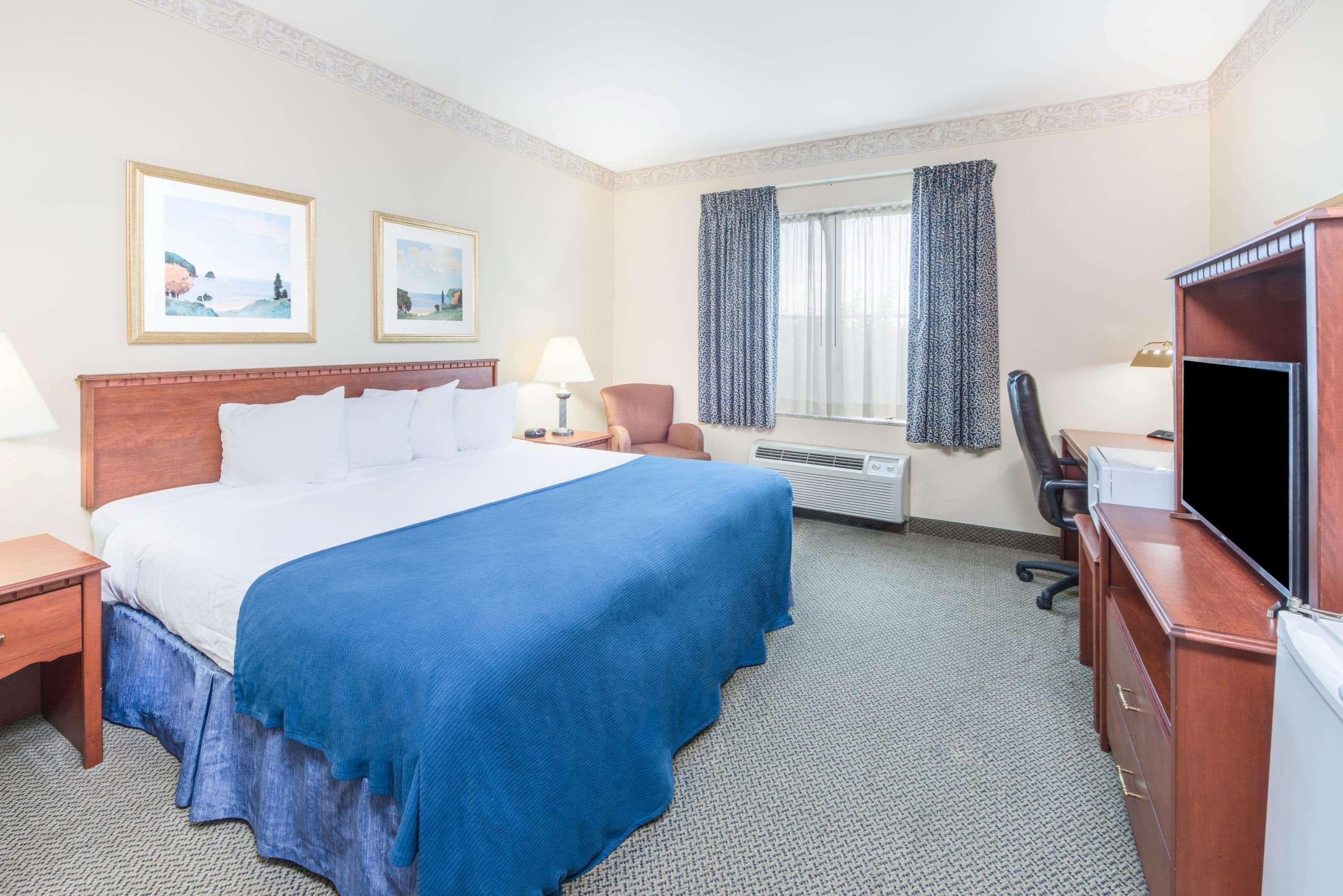 Baymont By Wyndham Ft. Leonard/Saint Robert Hotel Exterior photo