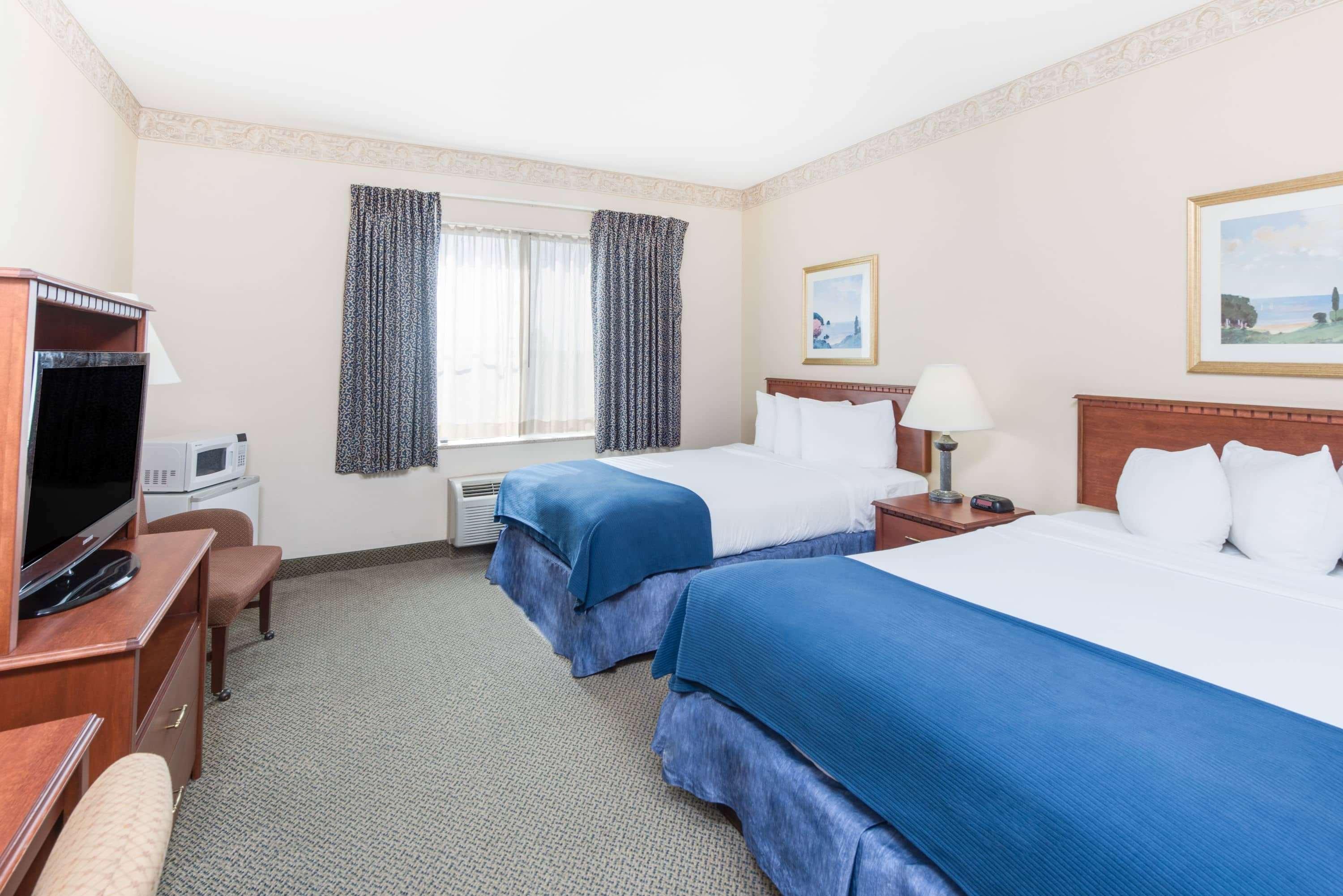 Baymont By Wyndham Ft. Leonard/Saint Robert Hotel Exterior photo