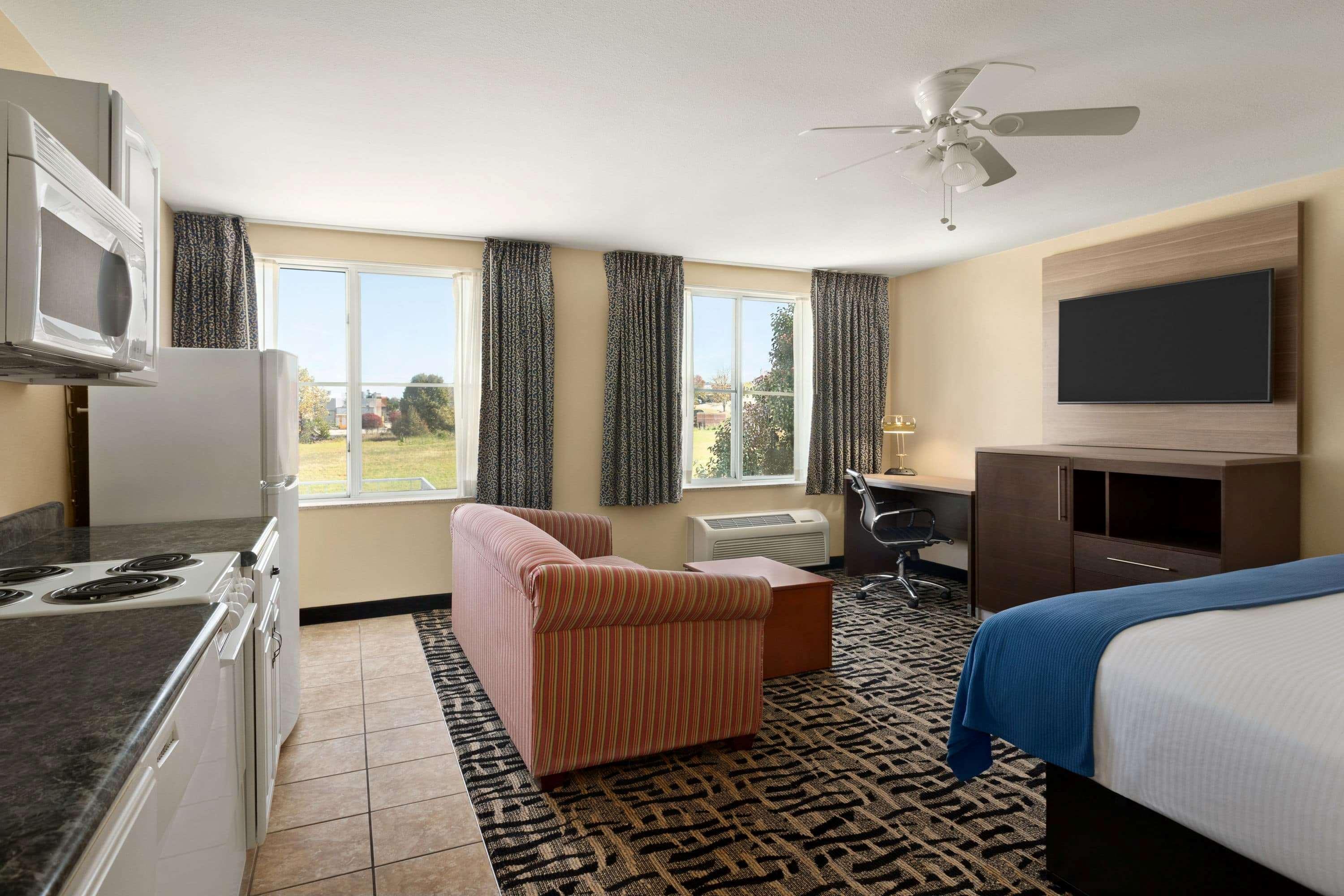 Baymont By Wyndham Ft. Leonard/Saint Robert Hotel Exterior photo