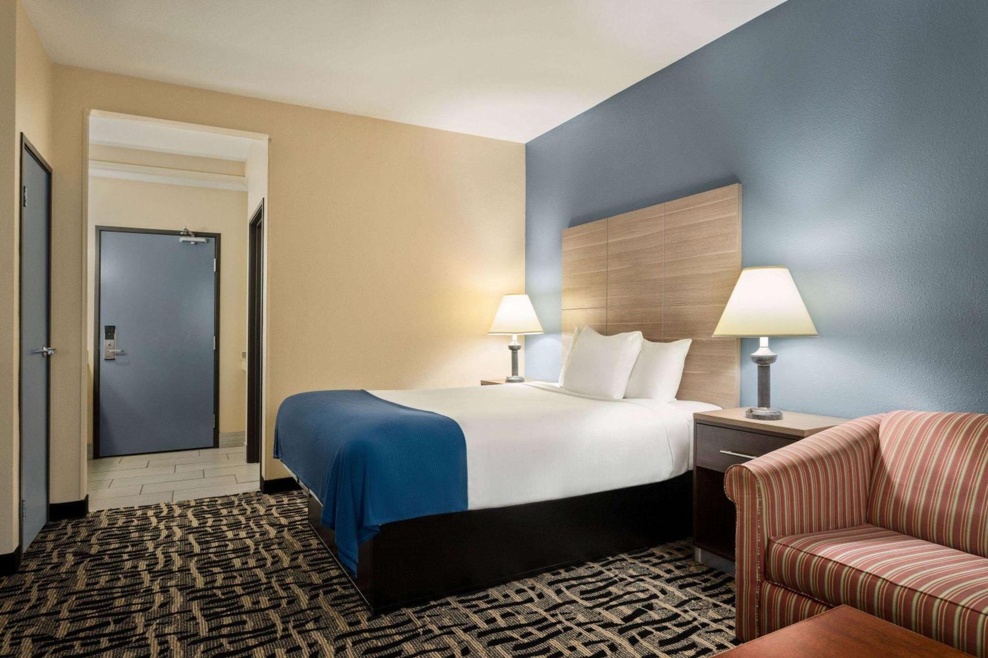 Baymont By Wyndham Ft. Leonard/Saint Robert Hotel Exterior photo